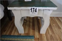 Wood Table 26x24x21" (R5)