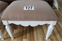 20x24x20" Cushioned Stool (Matches #178) (R5)