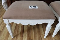 20x24x20" Cushioned Stool (Matches #177) (R5)