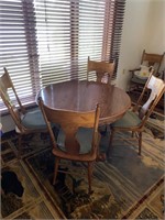 ROUND OAK TABLE WITH LEAF & TOTAL OF 6 CHAIRS