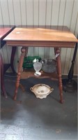 OAK PARLOUR TABLE WITH TURNED LEGS
