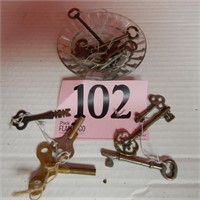 GLASS ASHTRAY WITH ASSORTED KEYS 5 IN