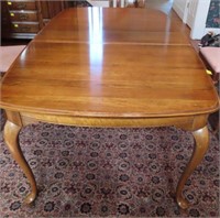 MAHOGANY QUEEN ANNE STYLE DINING TABLE WITHH 1 LEA