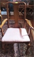 QUEEN ANNE STYLE DINING CHAIRS: 5 SIDE CHAIRS, 1 A