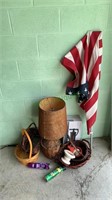 Mixed lot includes a wine bottle lamp, baskets,