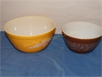 2 Pyrex bowls largest is 1 1/2 qt. Butterfly Gold