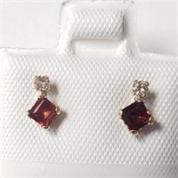 $250 10K  Garnet (0.4ct) Diamond(0.06ct) Earrings