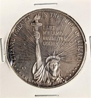 1983 Statue of Liberty Silver Round (1 troy oz)