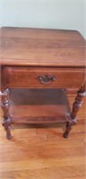 KLING Maple Early American side table w/drawer