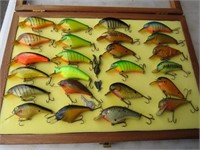 COLLECTION OF (25) TN SHAD LURES IN WOOD CASE