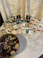 LOT OF VINTAGE BUTTONS AND THREAD