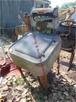 Maytag wringer washing machine (has some damage)-