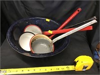 Granite/enamel Bowl And Ladles