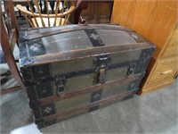 ANTIQUE DOMED TOP TRUNK W/TRAY