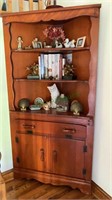 Country-style corner cupboard with three shelves