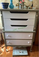 Green and white dresser - 5 drawers. Needs the