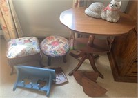 Small side table with 2 foot stools, blue apple