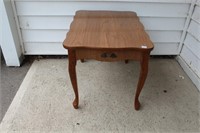 NICE RETRO END TABLE 20X26X20 INCHES
