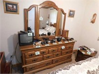 Keller oak dresser w/ 3 panel mirror, 6 drawers