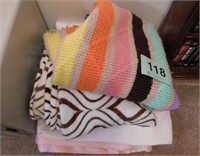 Pink & white blanket - 2 plush throws -