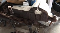 ANTIQUE BENCH MOUNTED VISE