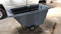 RUBBERMAID TRASH CONTAINER ON WHEELS