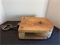 Wooden pulley with hook