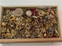 Approx. 133 Pairs of Clip on Earrings