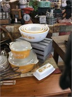 Vintage gold and white pyrex bowls