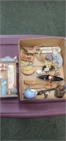 Assorted wildlife and Outdoors themed trinkets -