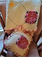 HEAVY ROSE CROCHETED BLANKET AND PILLOW