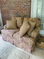 NICE FLORAL STRIPED LOVE SEAT