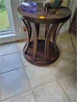 ROUND WOOD END TABLE