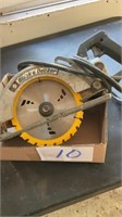 Black and decker 7 1/4 worm drive saw, works