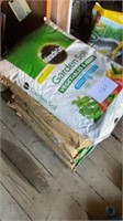 6 Bags Miracle Grow Raised Bed Soil And 1 Bag Of