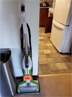 BISSELL VACUUM CLEANER - SHOWS LITTLE USE
