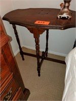 ANTIQUE SOLID WOOD SIDE TABLE