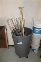Bruit Trash Can on Wheels w/ Dry Mop Handles