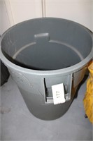 Brute Trash Can w/ Misc