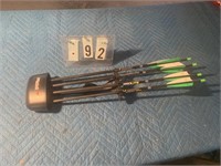 5 CROSSBOW ARROWS WITH QUIVER