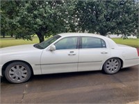 2005 LINCOLN TOWN CAR - LEATHER SEATS