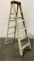 Green Bull 5' Fiberglass Step Ladder