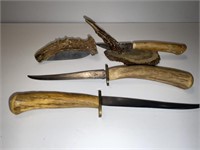 LOT OF 4 ANTLER HANDLED KNIVES WITH 2 LEATHER