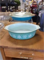 Set of two vintage Pyrex casserole dishes