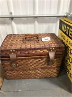WICKER PICNIC BASKET, WITH TABLE SERVICE