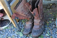 PAIR OF 8 1/2 KENTREK WINTER BOOTS WITH RIDING BOO