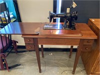 Antique Singer Sewing Machine in Cabinet *Works*