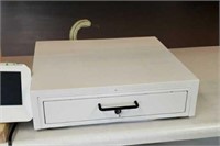 Cash drawer with key