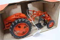 ALLIS-CHALMERS "G" TOY TRACTOR WITH 1 BOTTOM PLO