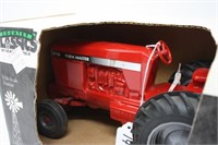 FARM MASTER 8750 TOY TRACTOR